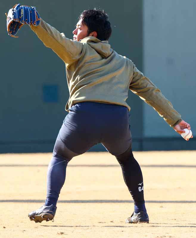 自主トレする阪神岡留（撮影・上山淳一）