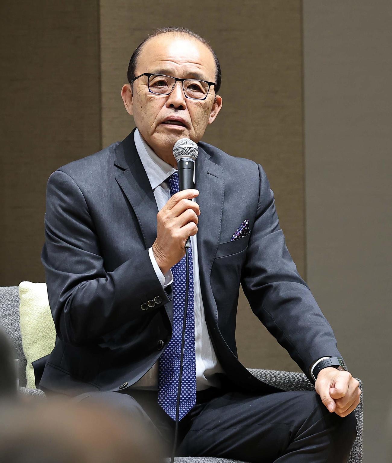 阪神岡田監督は「2024年　関西プレスクラブ新年会員交流会」で連覇について話をする（撮影・上田博志）
