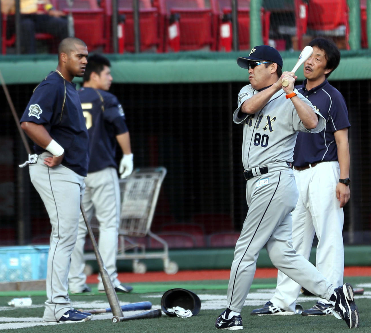オリックス時代、バルディリス（左）に打撃指導する岡田監督（2012年8月撮影）