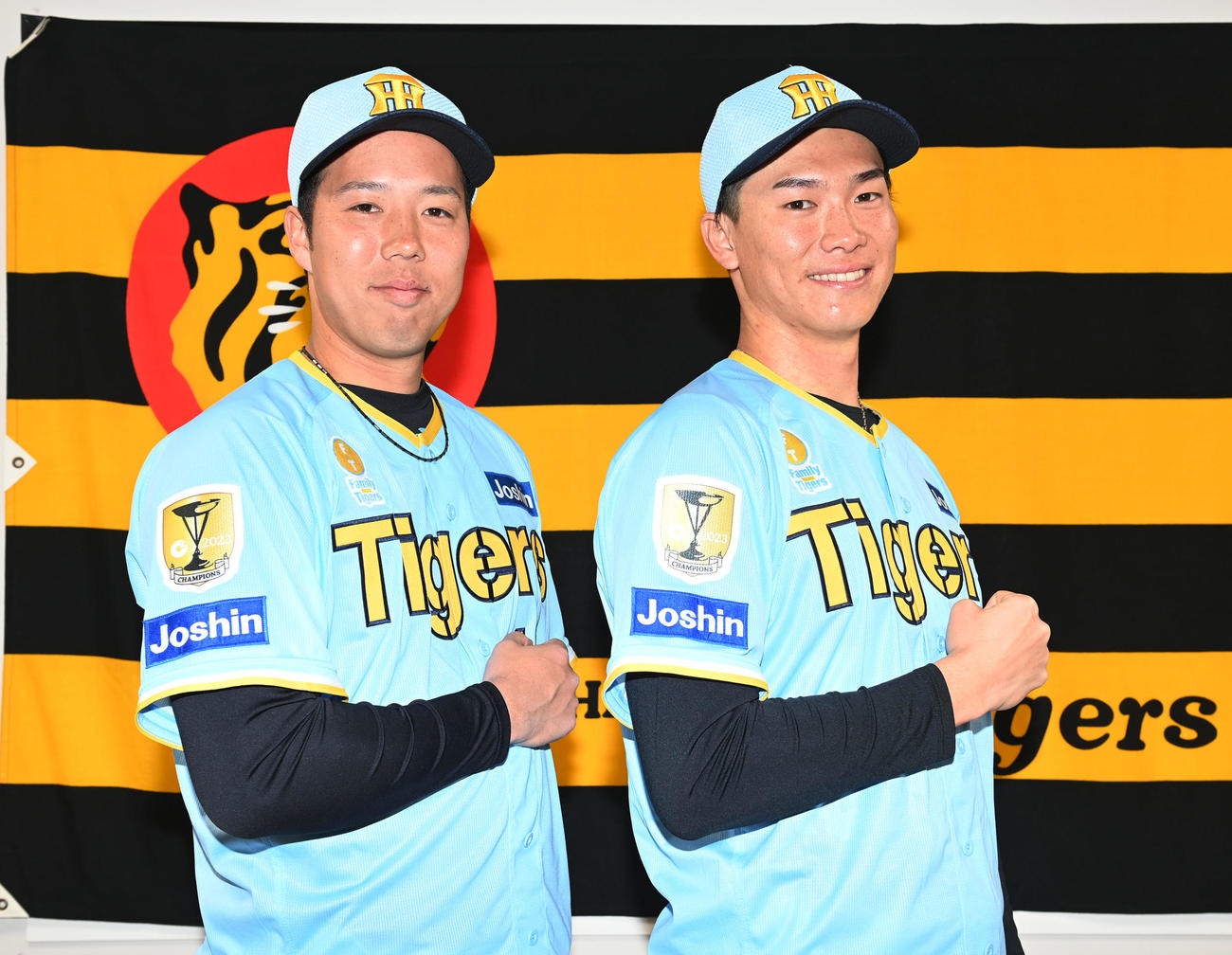 「Family with Tigers」の限定ユニホームで入ったセ・リーグ優勝エンブレムを披露する阪神青柳（左）と湯浅（撮影・和賀正仁）
