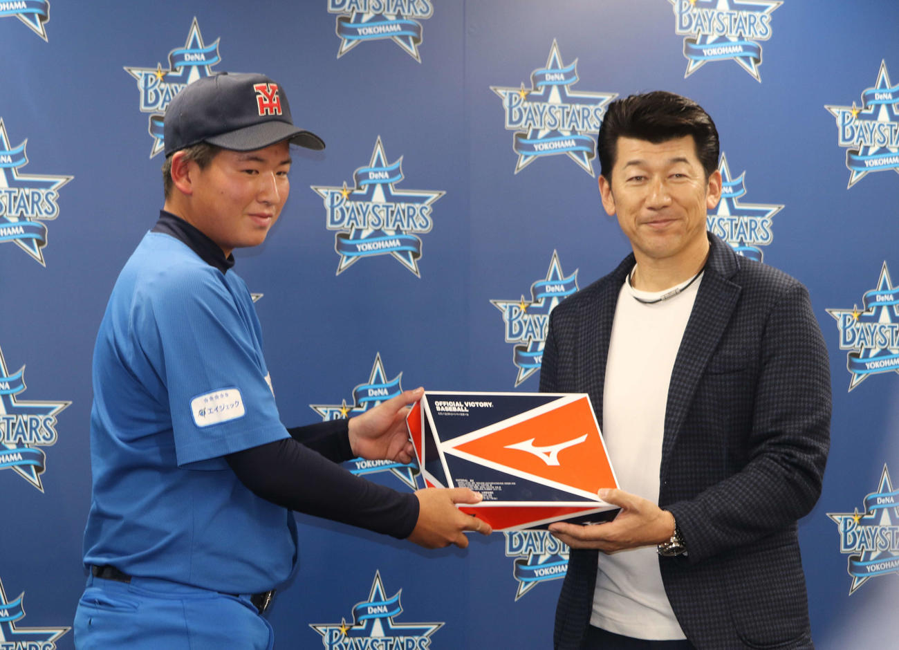 「第12回ベイスターズカップ」の組み合わせ抽選会に出席したDeNA三浦監督（右）とボールを寄贈された中本牧シニアの主将（撮影・小早川宗一郎）