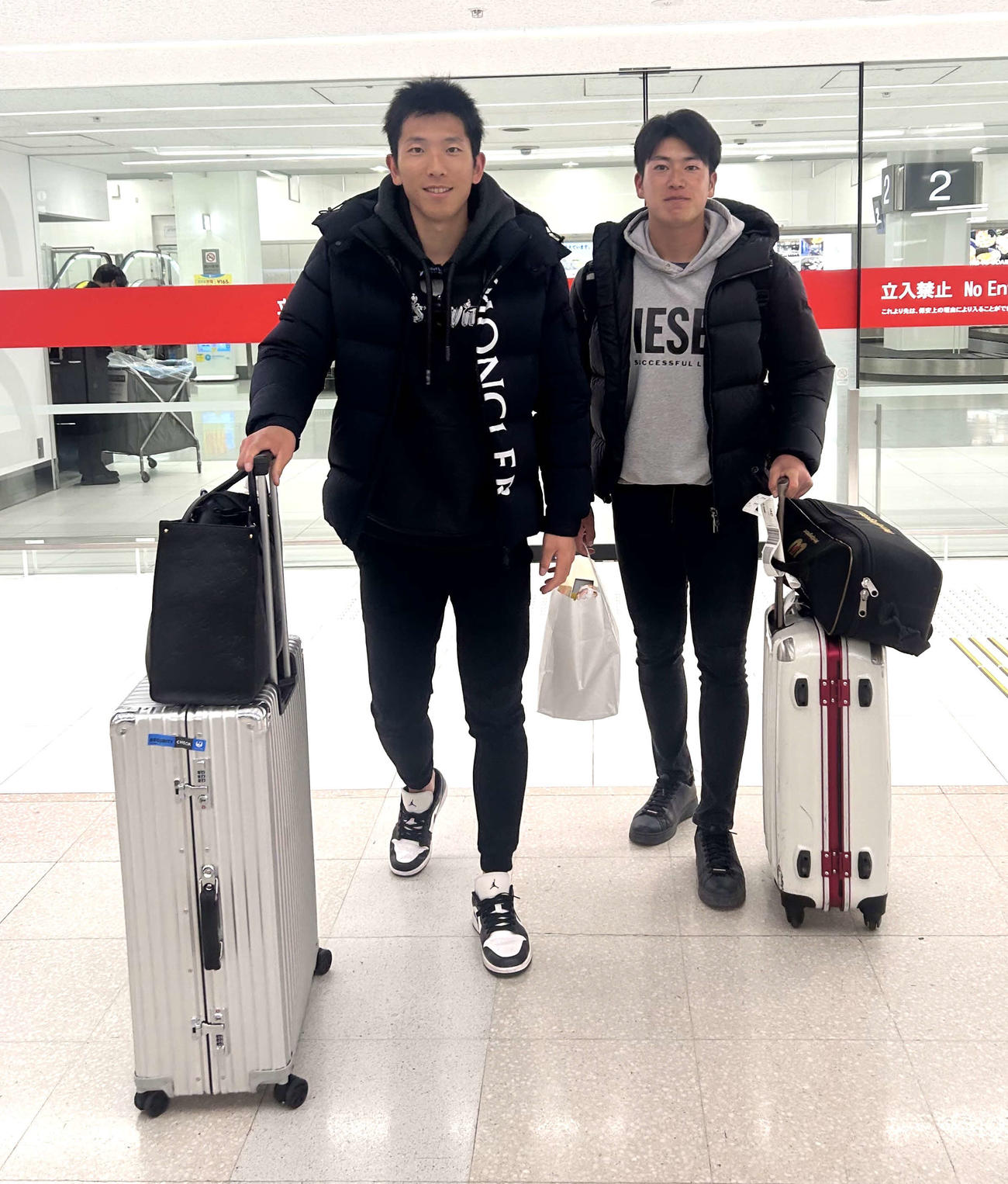 自主トレ先の宮崎から帰京した巨人戸郷（左）とBC信濃山上（撮影・黒須亮）