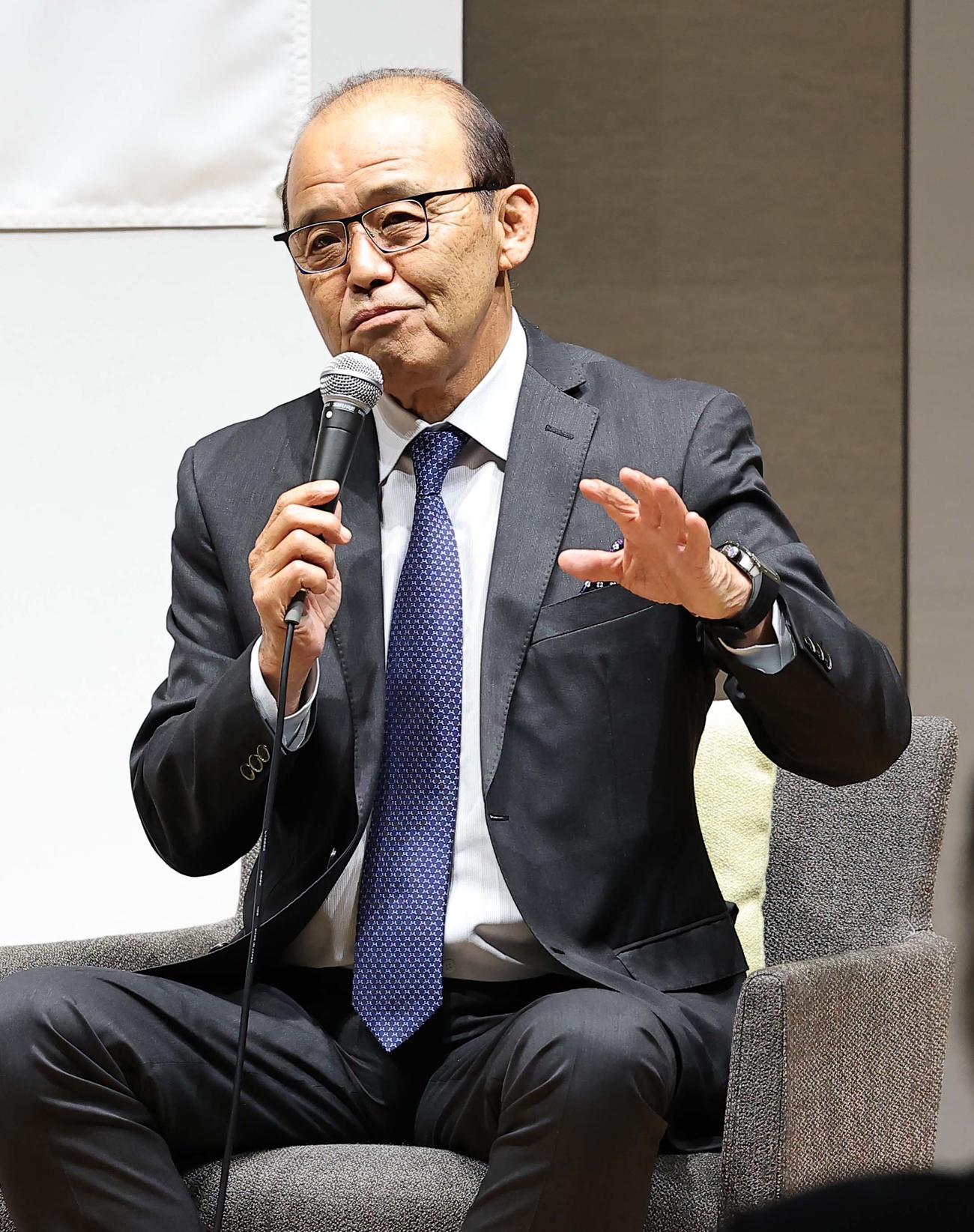 阪神岡田監督は「2024年　関西プレスクラブ新年会員交流会」で連覇について話をする（撮影・上田博志）