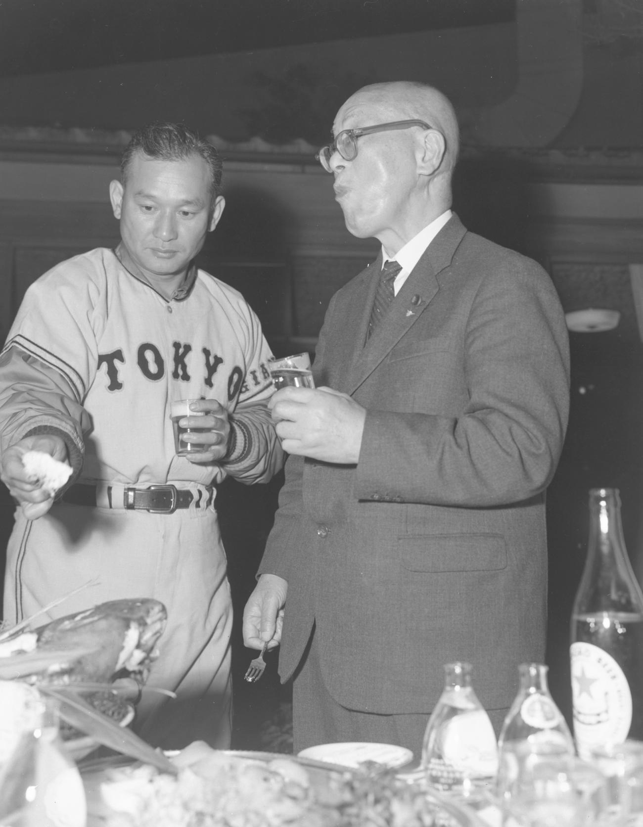 川上哲治（左）と正力松太郎