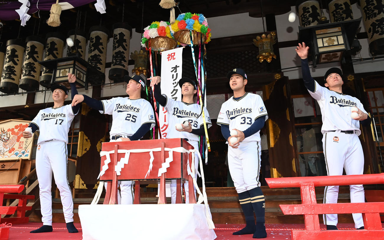 参拝者に福玉をまく左からオリックス曽谷、内藤、斎藤、杉沢、茶野（撮影・和賀正仁）