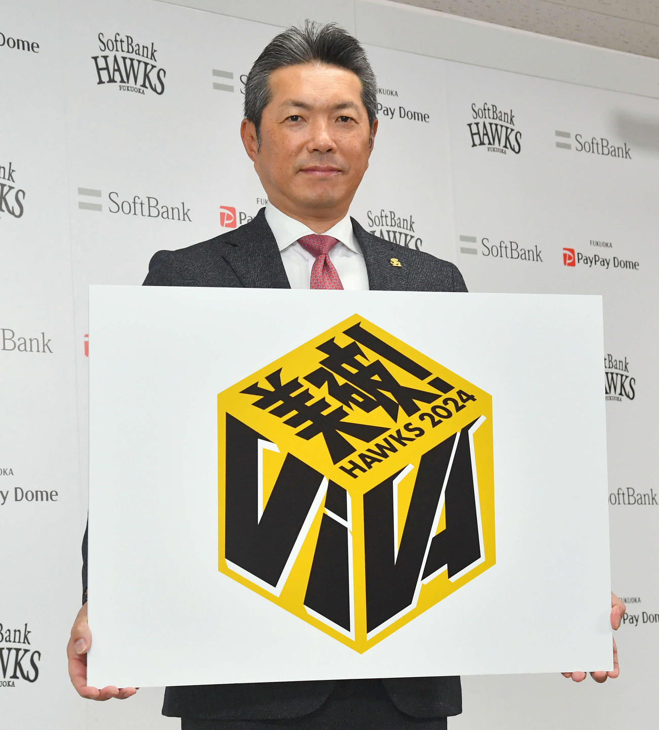 2024年度のスローガンは「VIVA」に決定し、ボードを手にするソフトバンク小久保監督（撮影・岩下翔太）