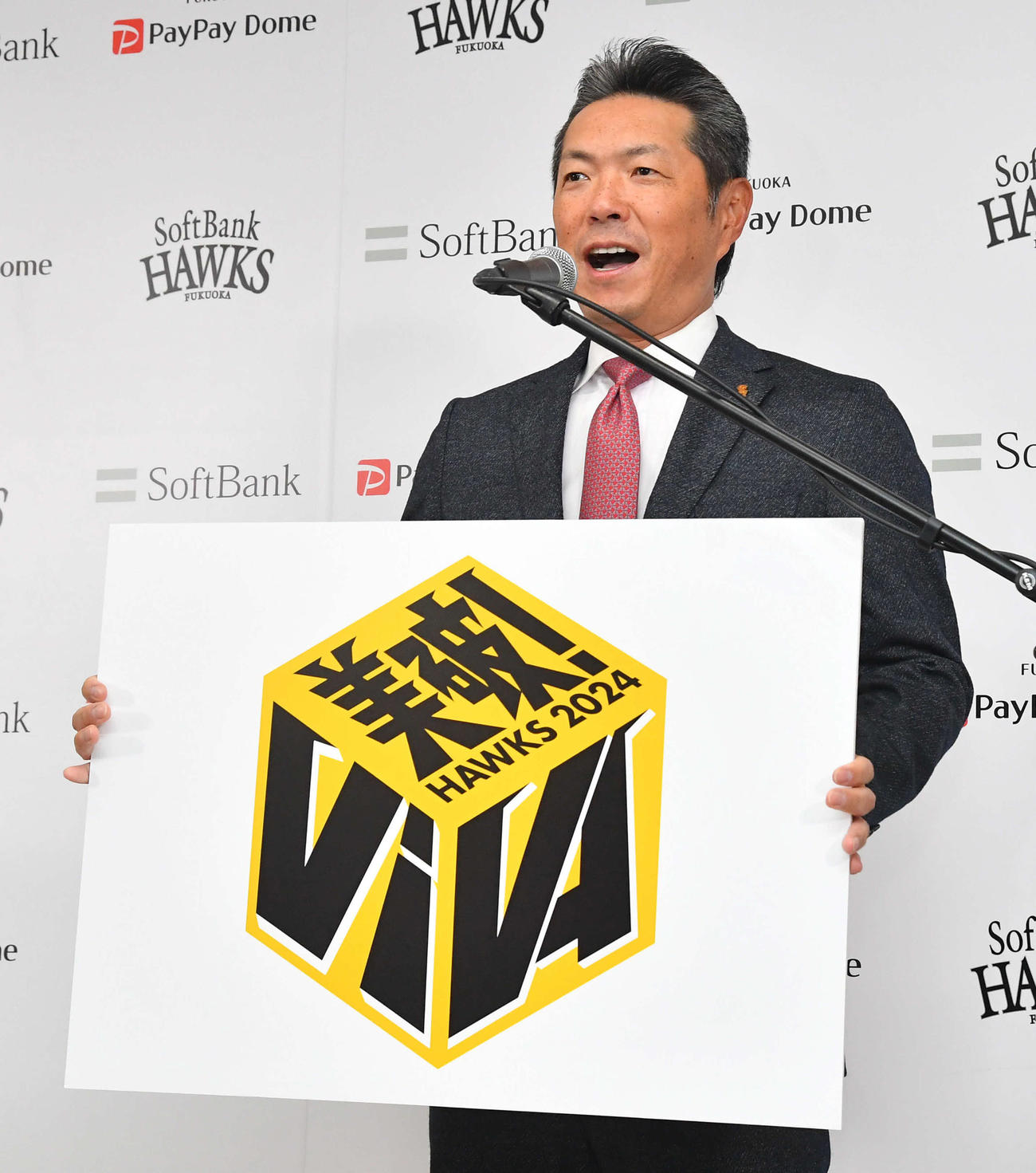 2024年度のスローガンは「VIVA」に決定し、ボードを手にするソフトバンク小久保監督（撮影・岩下翔太）