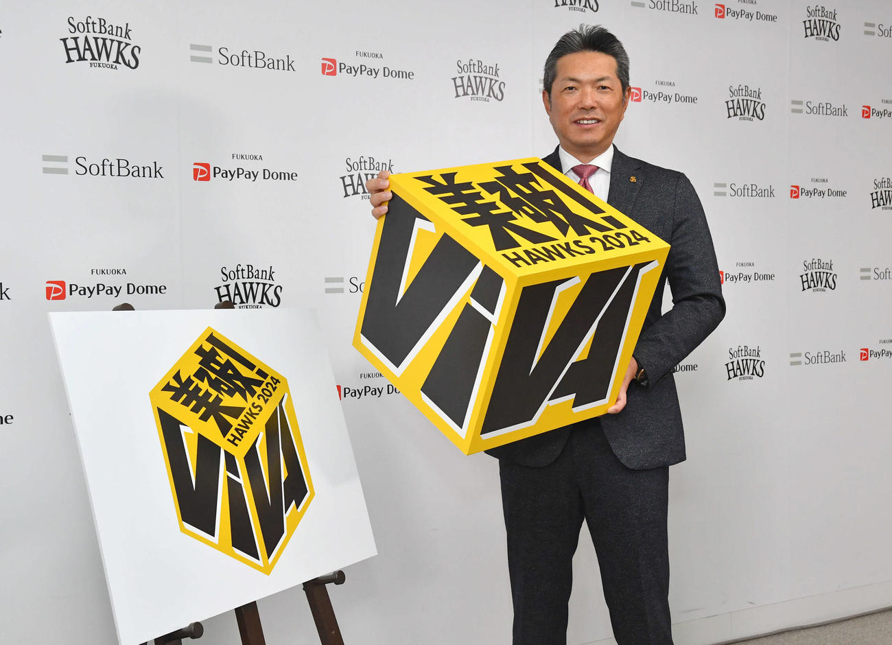 2024年度のスローガンは「VIVA」に決定し、立体型のボードを手にするソフトバンク小久保監督（撮影・岩下翔太）