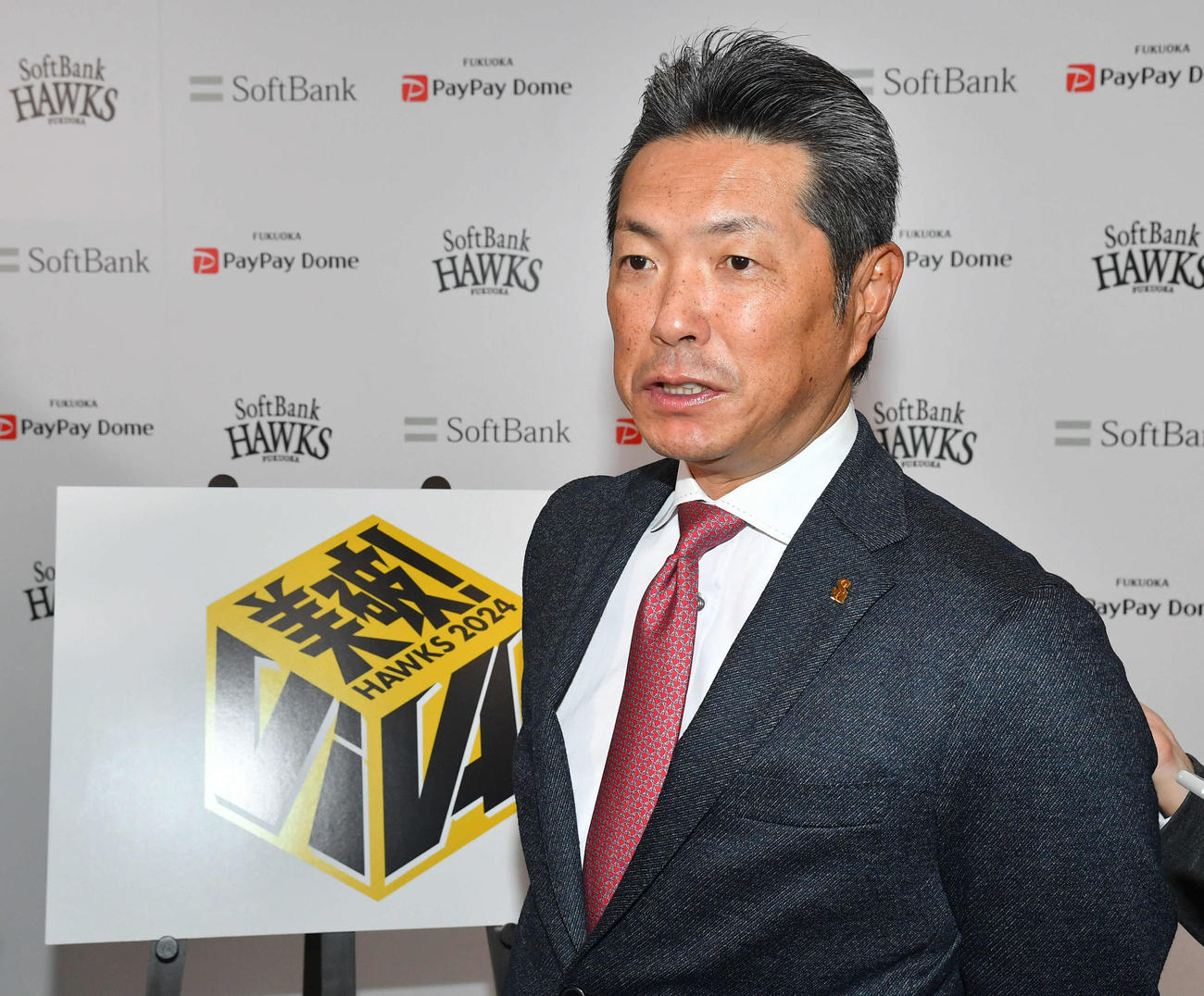 2024年度のスローガン発表会見を終えて囲み取材を受けるソフトバンク小久保監督（撮影・岩下翔太）