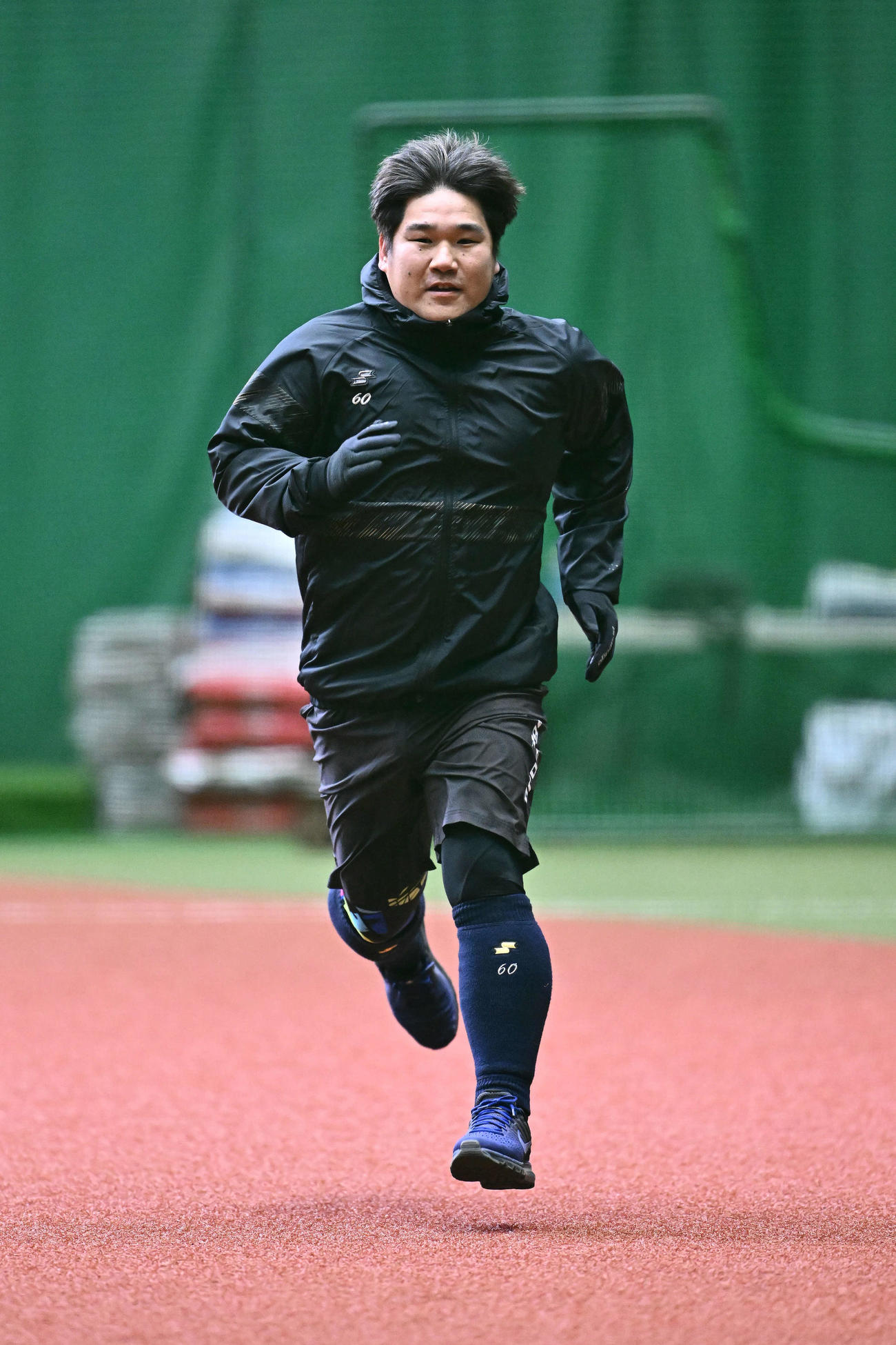 自主トレを公開しダッシュする西武中村剛（撮影・滝沢徹郎）