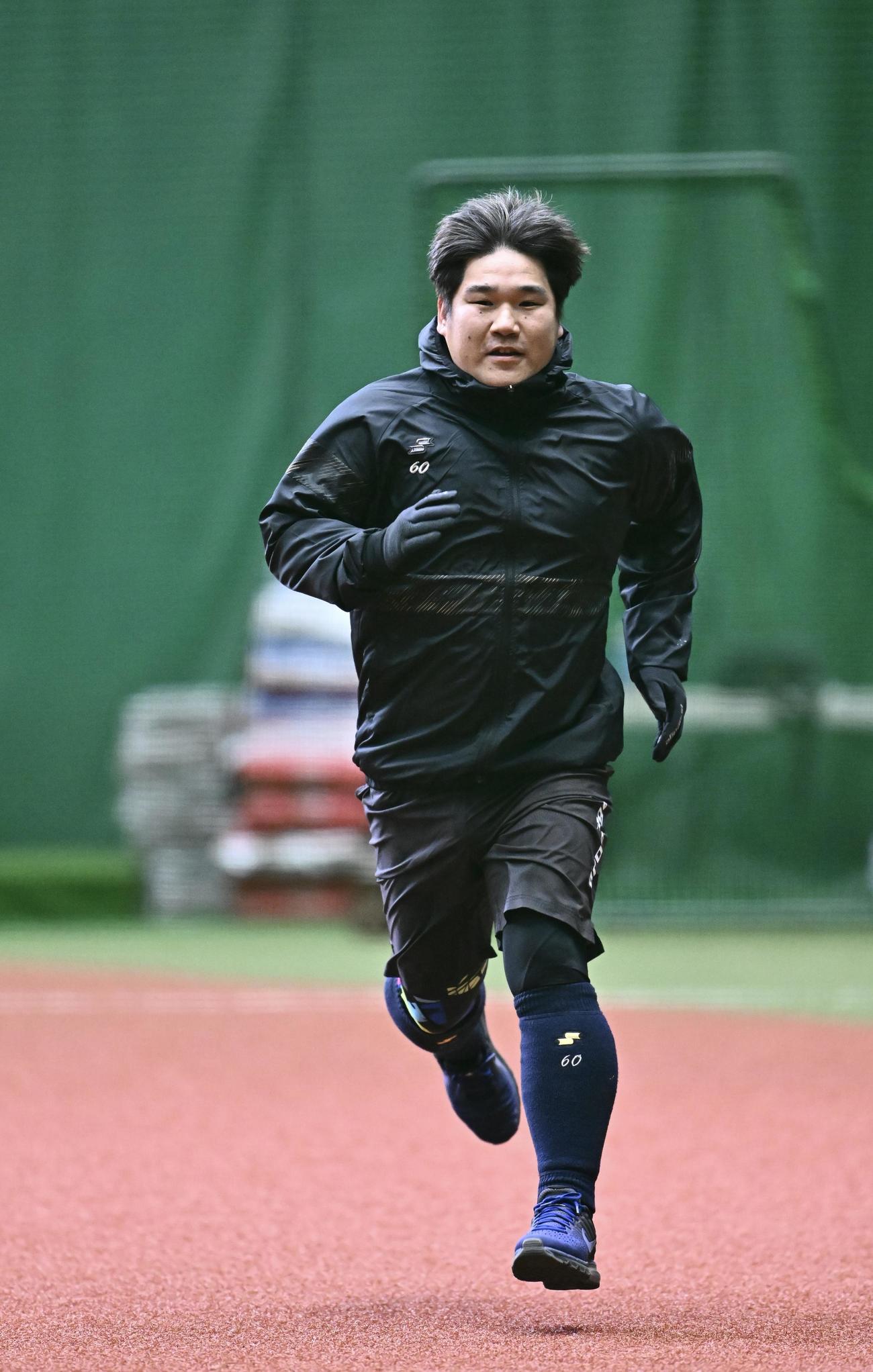 自主トレでダッシュする西武中村（撮影・滝沢徹郎）