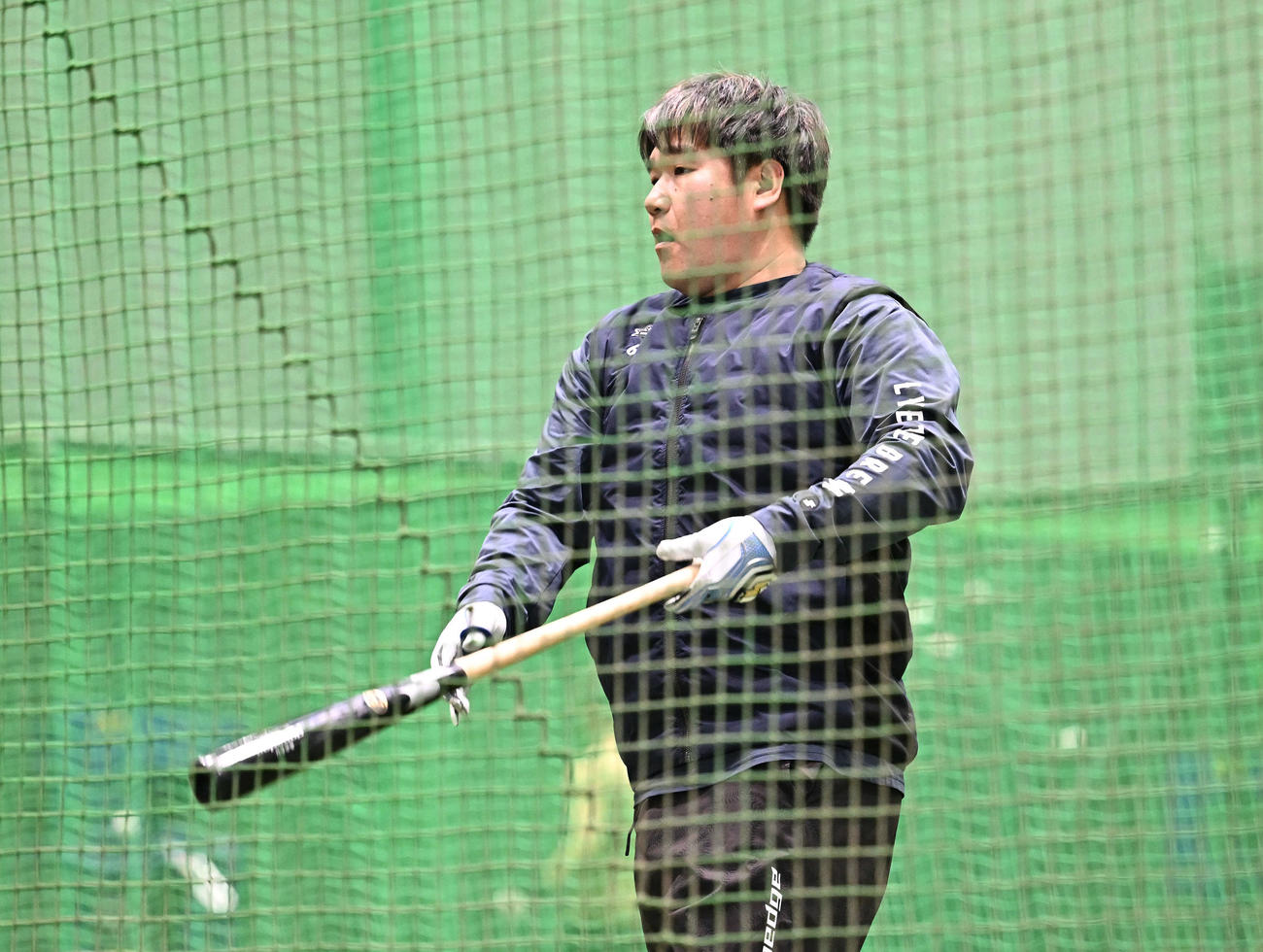 自主トレで打撃練習する西武中村剛（撮影・滝沢徹郎）