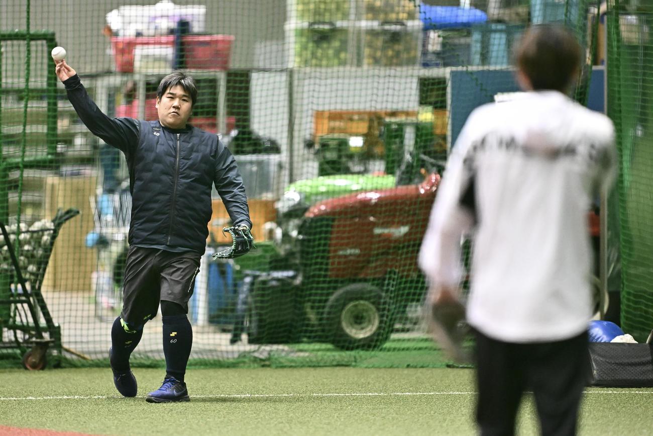 自主トレで西武中村（後方）は源田とキャッチボールする（撮影・滝沢徹郎）