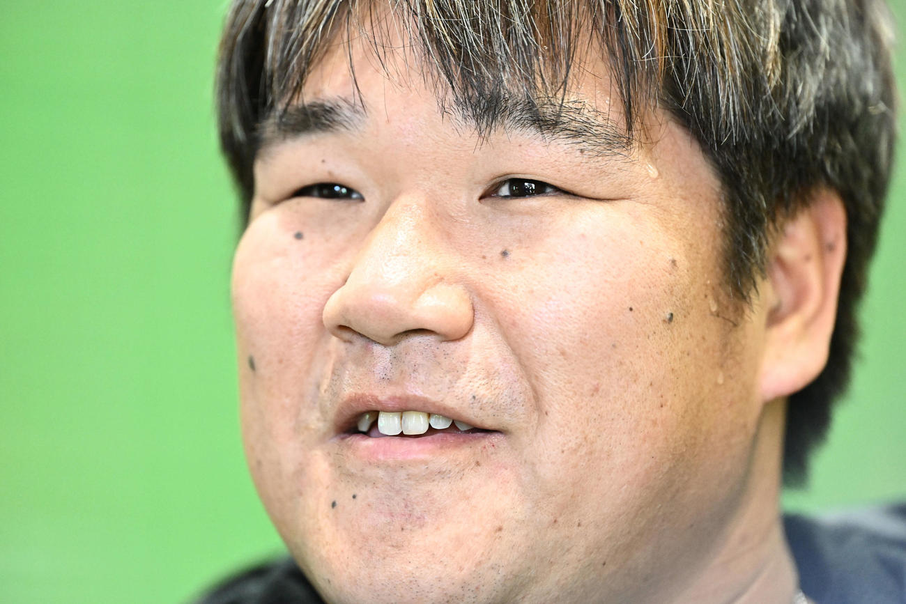 自主トレを公開し記者の質問に答える西武中村剛（撮影・滝沢徹郎）
