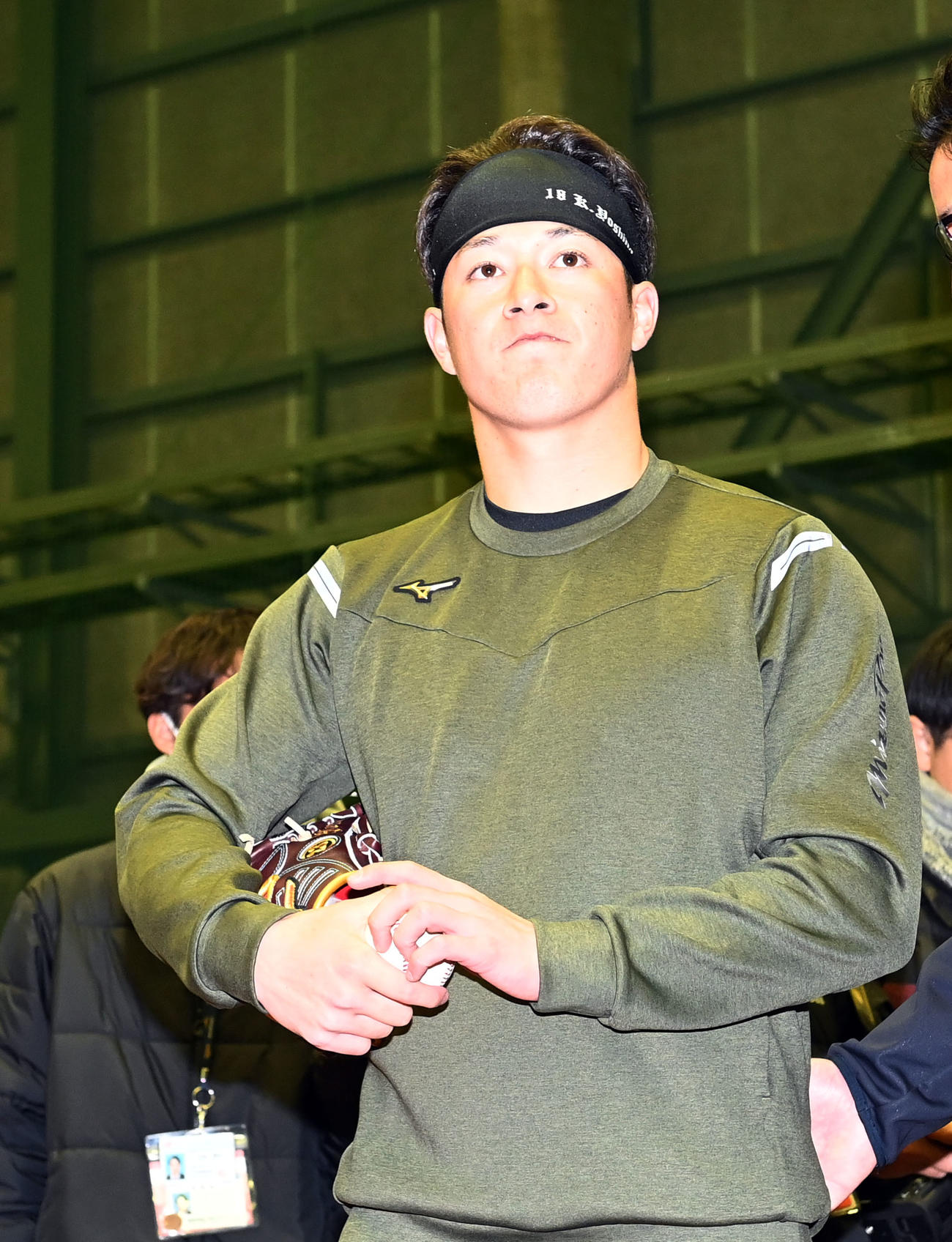 自主トレを終え、口を結ぶオリックス吉田（撮影・和賀正仁）
