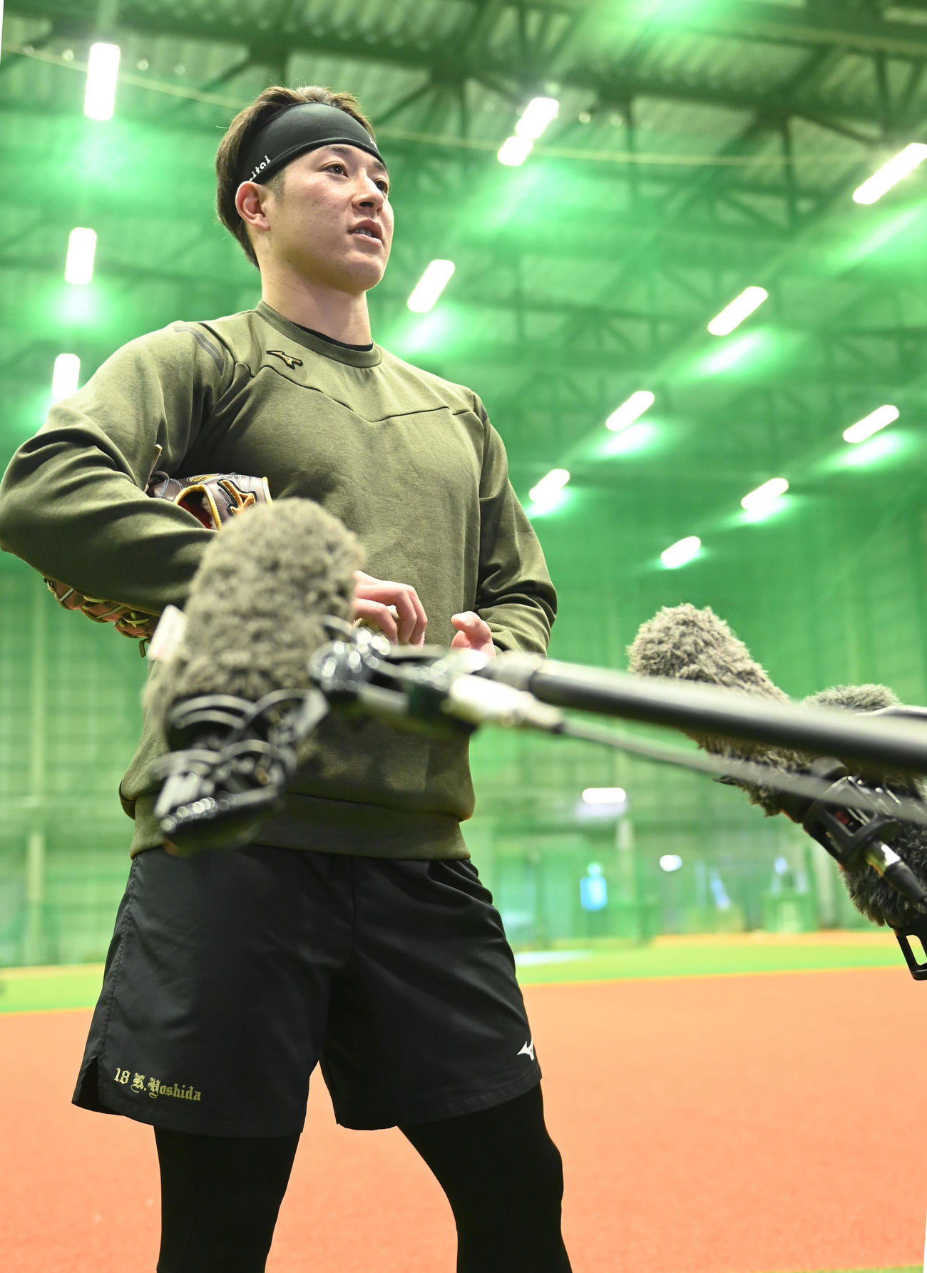 自主トレ後、報道陣に対応するオリックス吉田（撮影・和賀正仁）