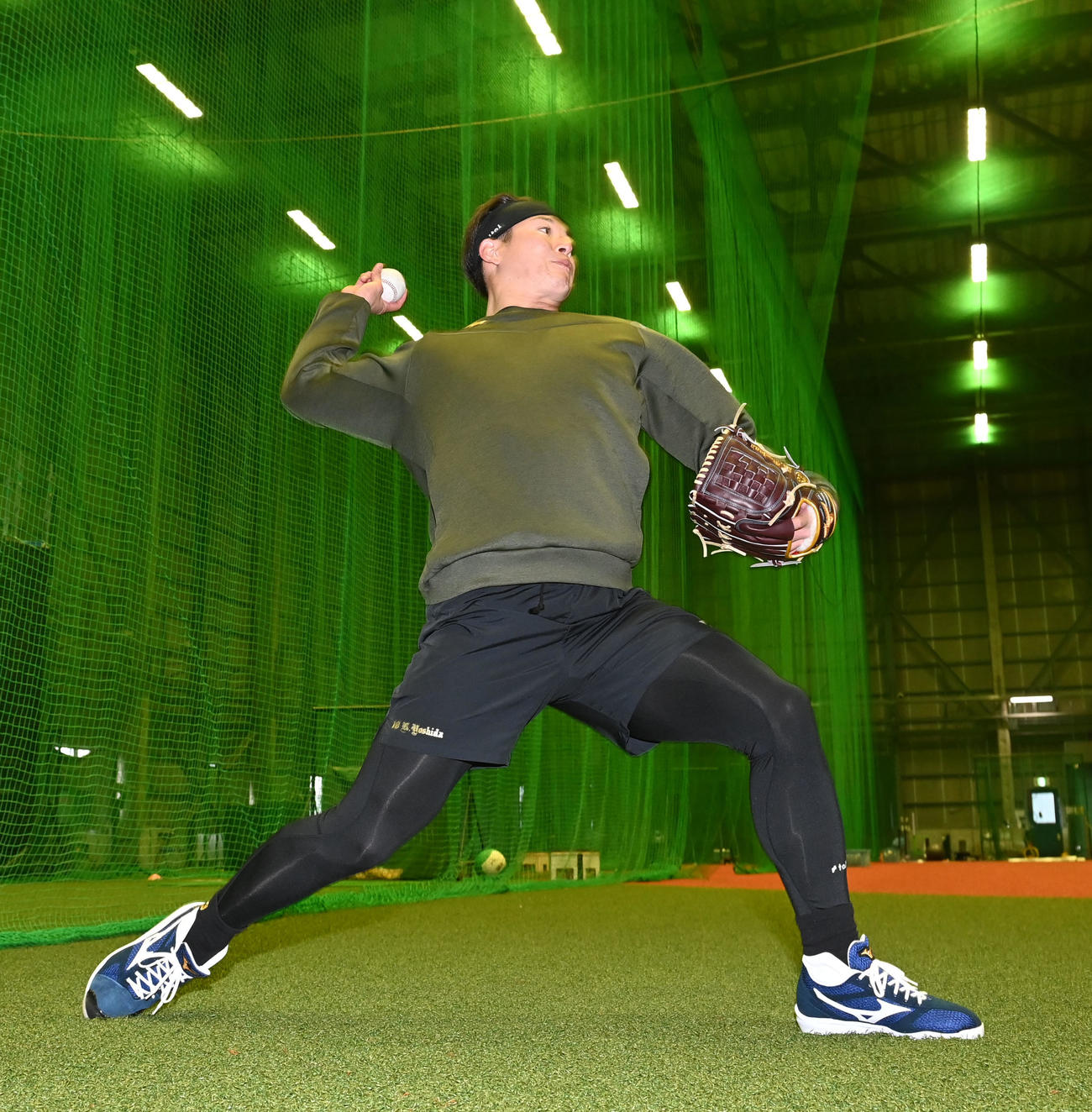 自主トレを公開し、室内でキャッチボールするオリックス吉田（撮影・和賀正仁）