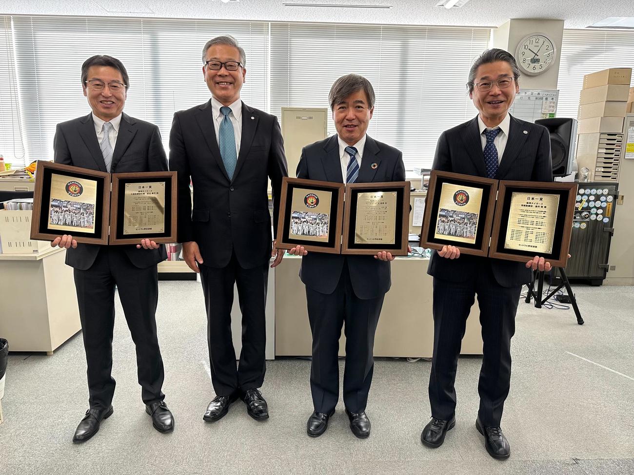 兵庫・西宮市内の球団事務所でセントラル連盟から「日本一賞」が授与される。左から百北相談役、セントラルリーグ杵渕統括、杉山オーナー、嶌村球団本部長（球団提供）