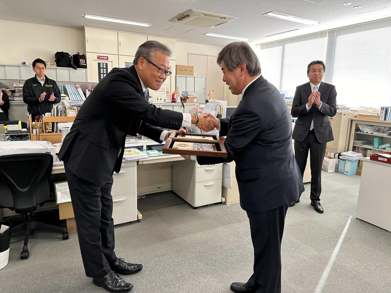 兵庫・西宮市内の球団事務所でセントラル連盟から「日本一賞」が授与される阪神杉山オーナー（球団提供）