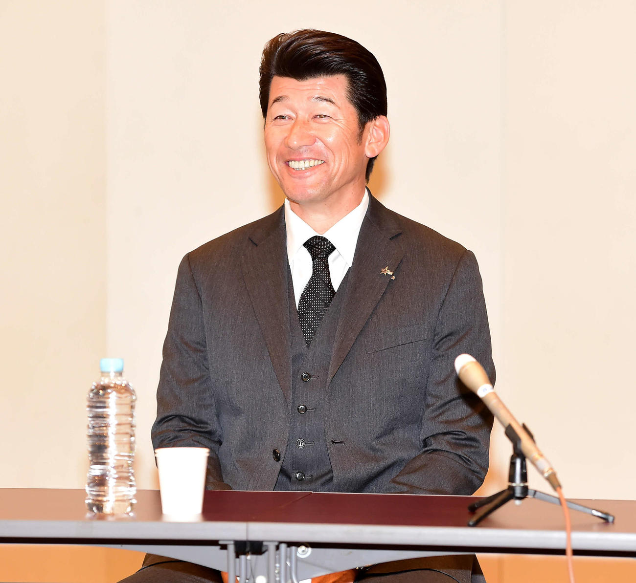 トークショー前の記者会見で笑顔を見せるDeNA三浦監督