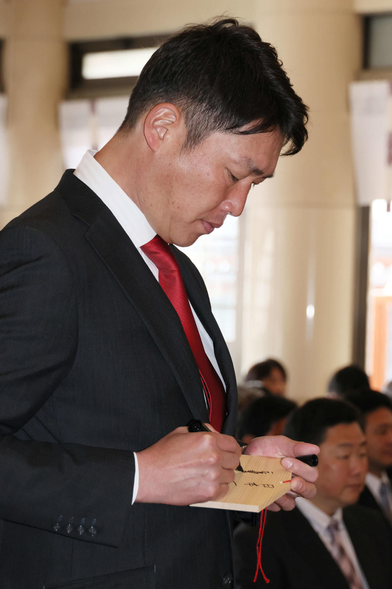 奉納する絵馬に日本一と書く広島新井監督（撮影・加藤孝規）