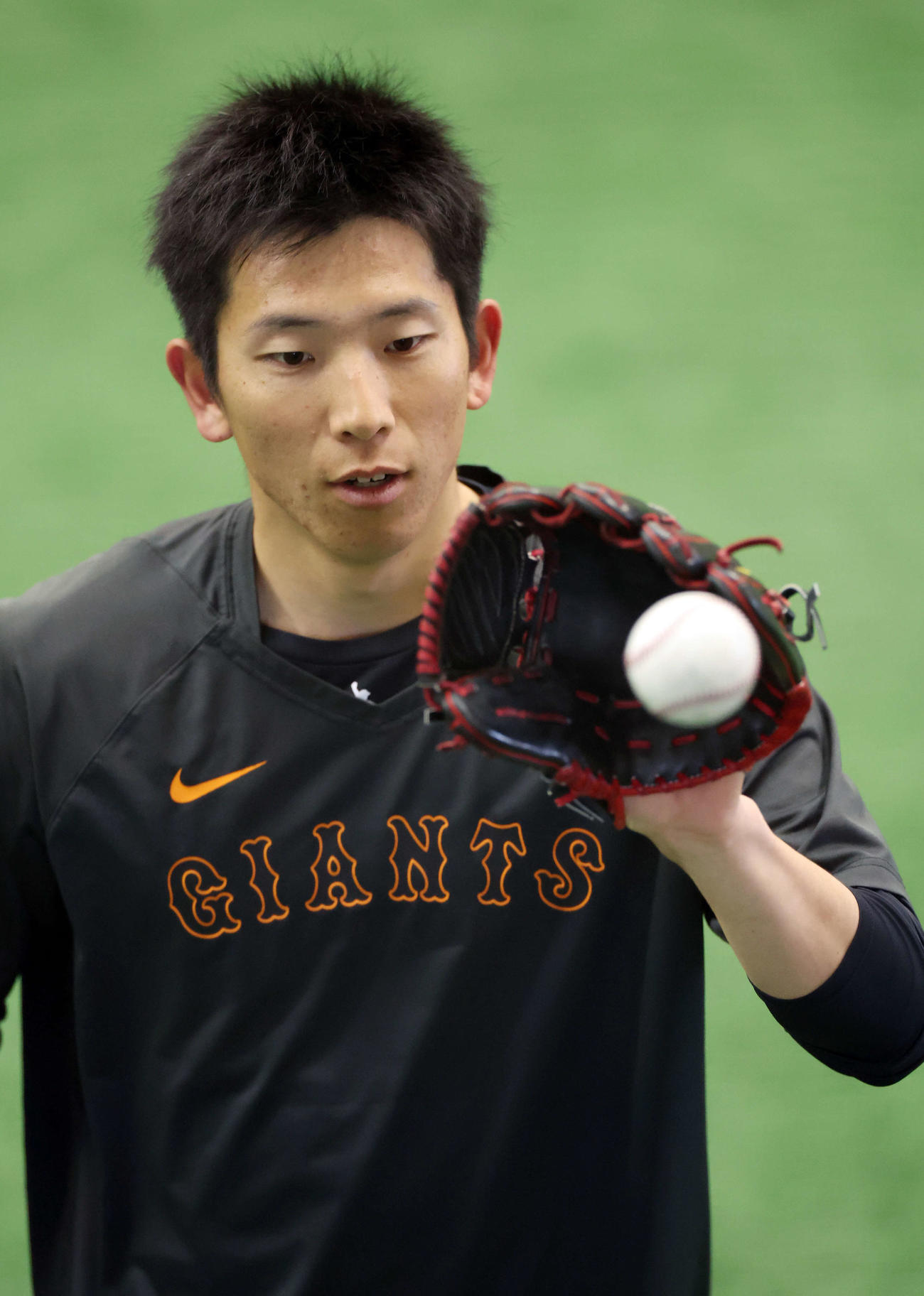 自主トレでキャッチボールする巨人戸郷（撮影・宮地輝）