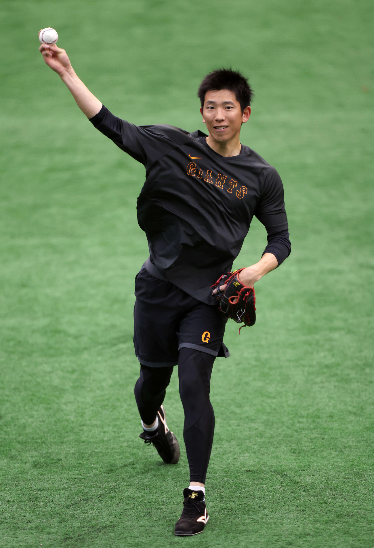 自主トレでキャッチボールする巨人戸郷（撮影・宮地輝）