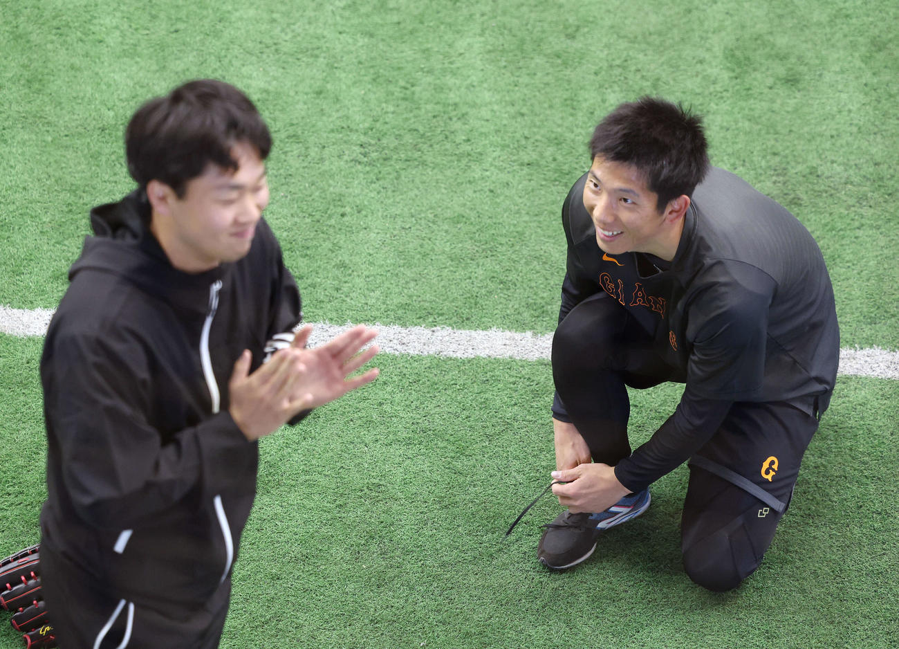 自主トレで巨人山崎伊（左）と笑顔を見せる戸郷（撮影・宮地輝）