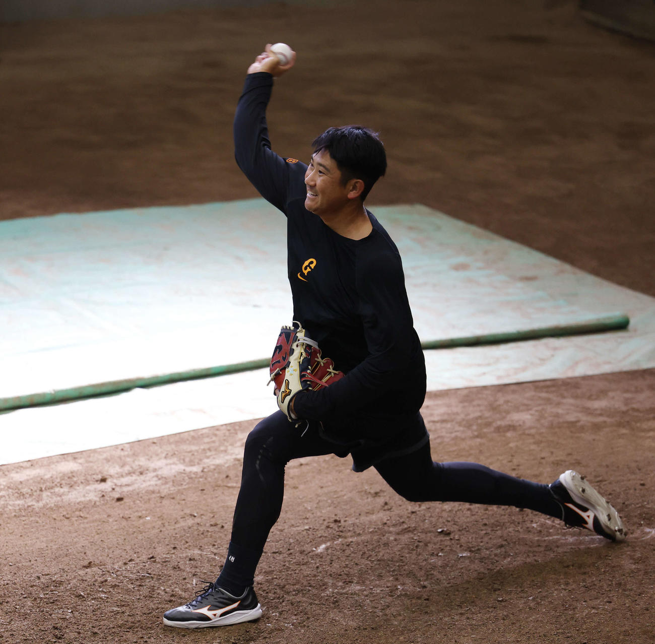 自主トレでブルペンで投球する巨人菅野（撮影・宮地輝）