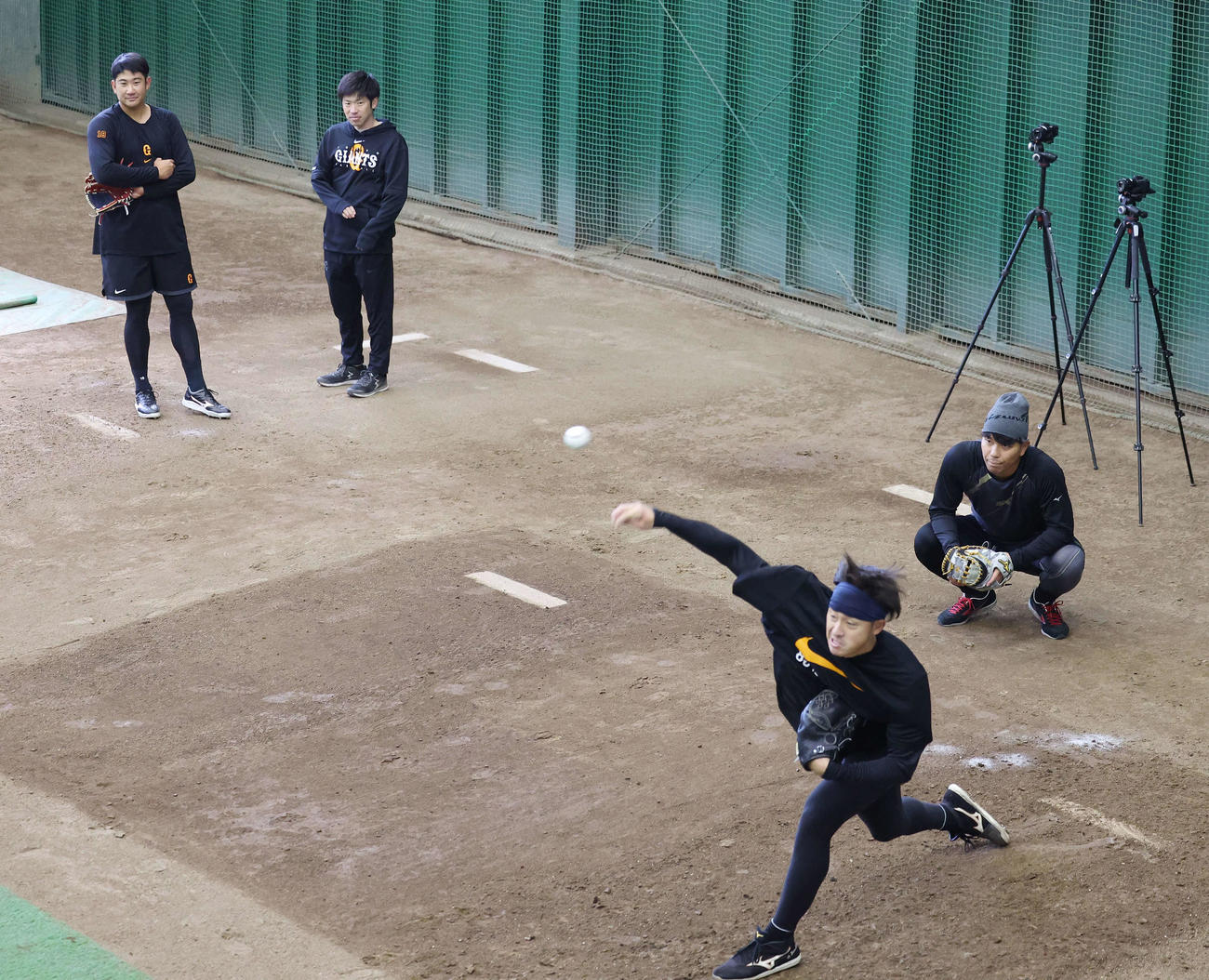 自主トレで巨人菅野（左）と大城卓（右）が見つめる中、ブルペンで投球する堀田（撮影・宮地輝）
