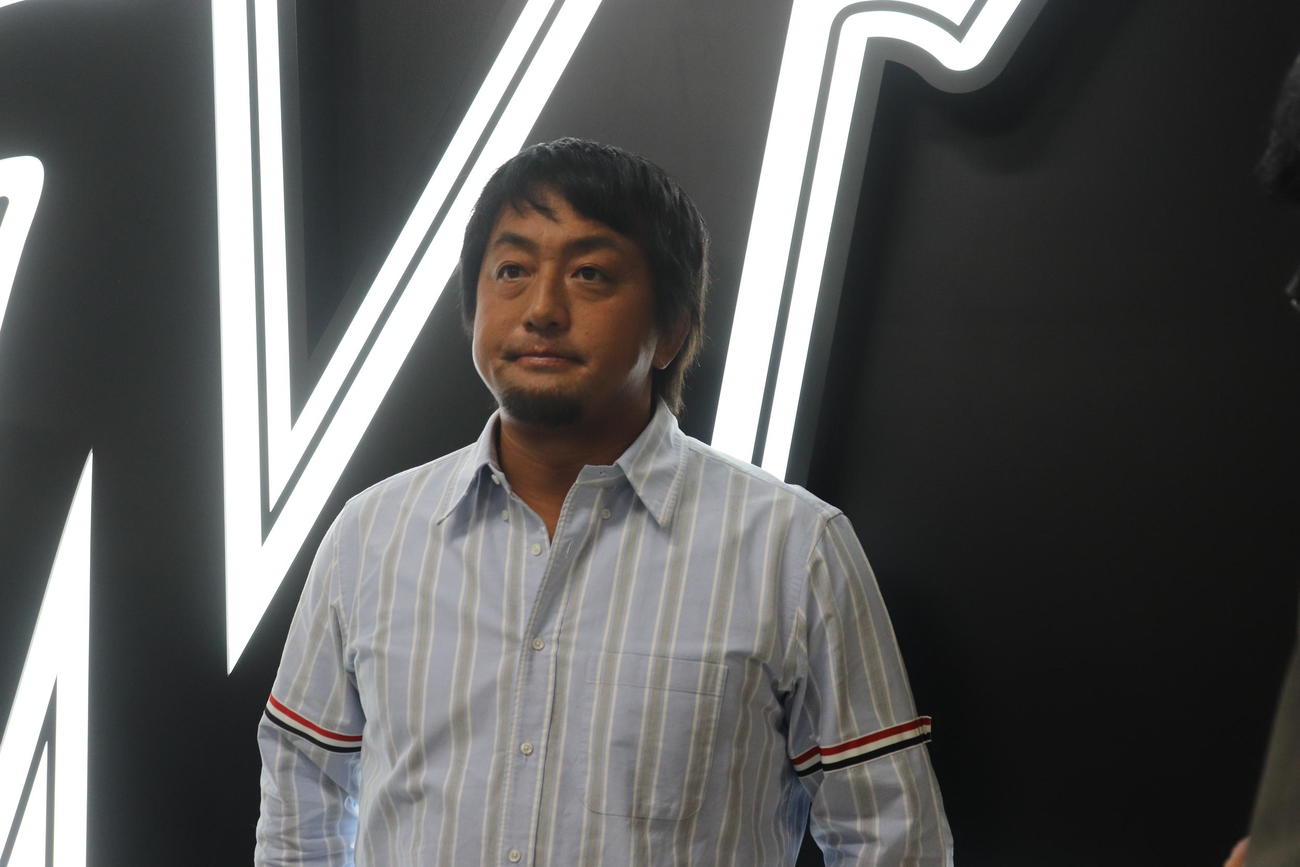 取材を受けるロッテ沢村（撮影・古川真弥）