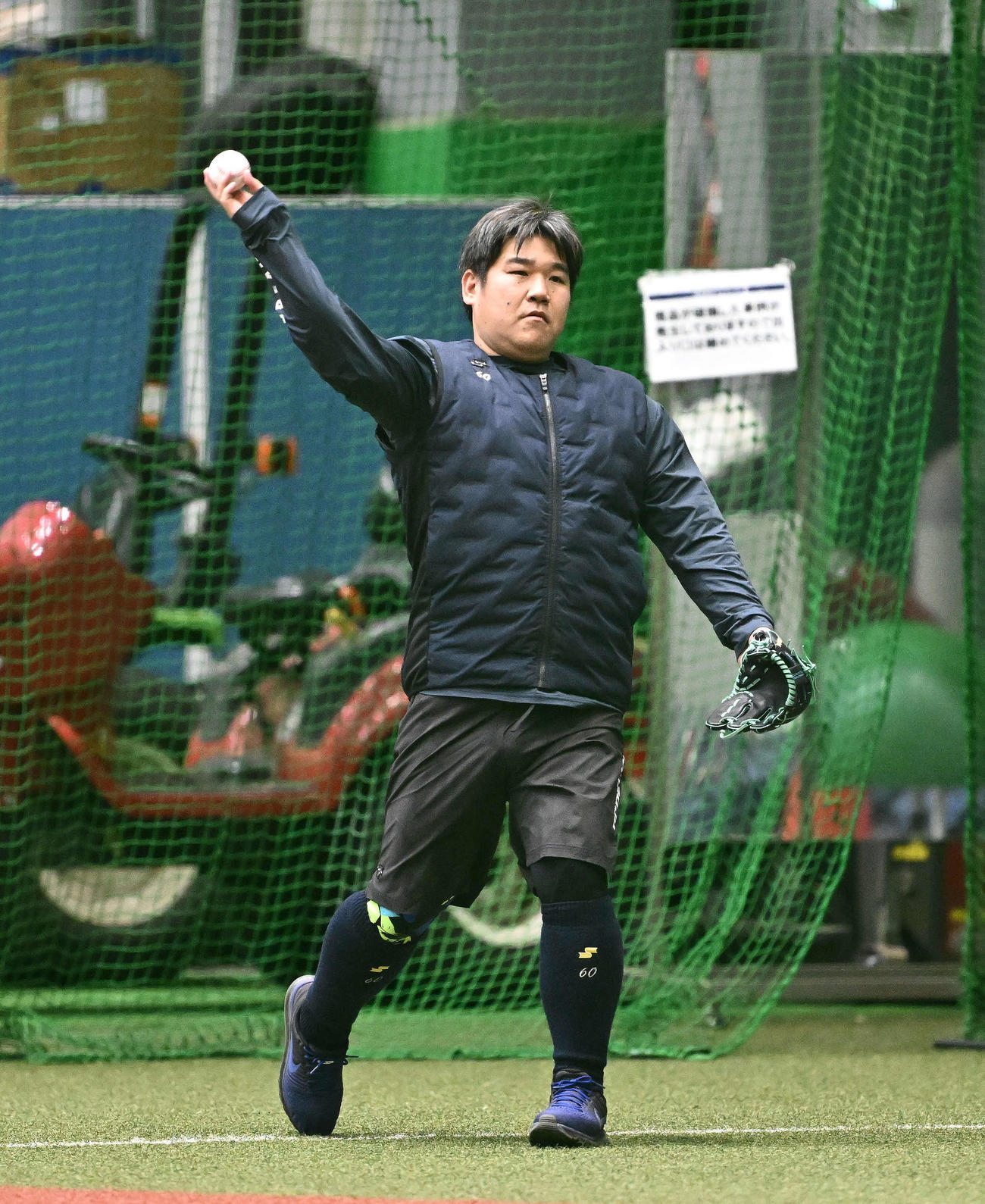 自主トレを公開しキャッチボールする西武中村剛（撮影・滝沢徹郎）
