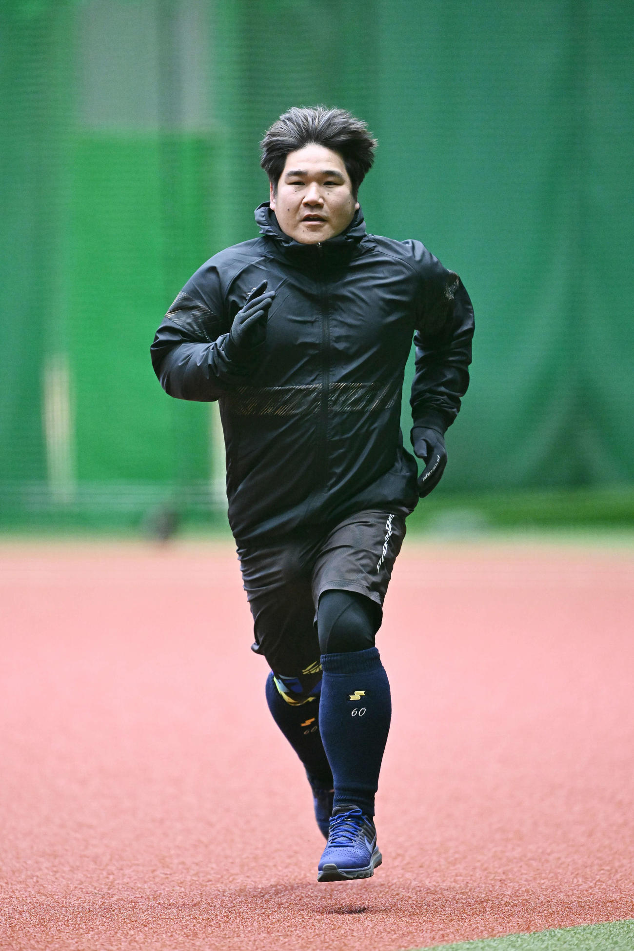 ダッシュする西武中村剛（撮影・滝沢徹郎）