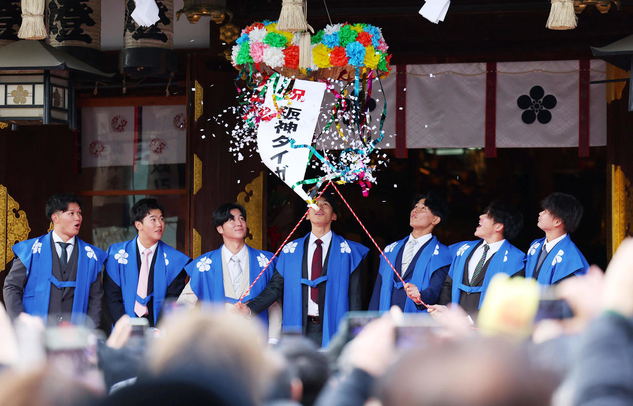 くす玉を割る阪神の選手たち。左から森下、門別、井坪、茨木、戸井、富田、野口（撮影・前田充）