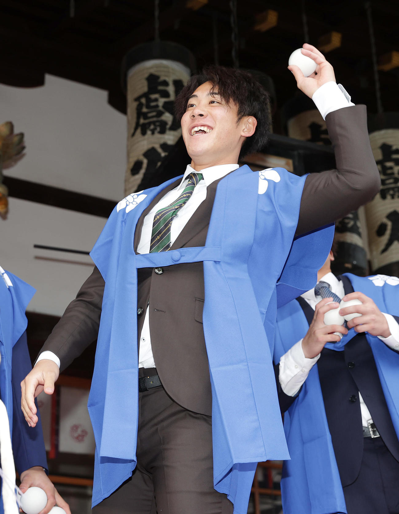福玉まきを行う阪神富田（撮影・前田充）