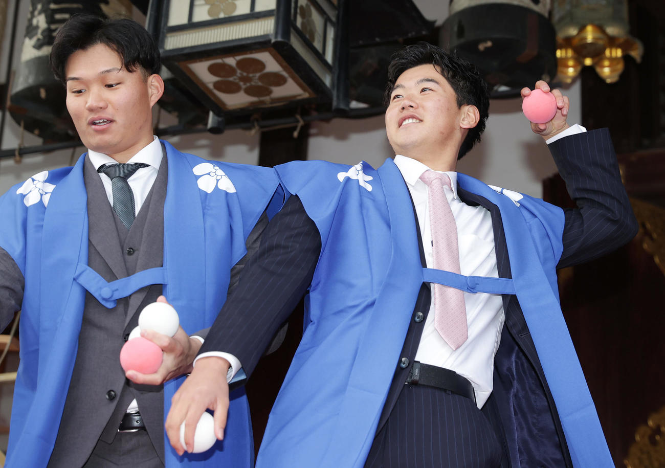 福玉まきを行う阪神門別。左は森下（撮影・前田充）