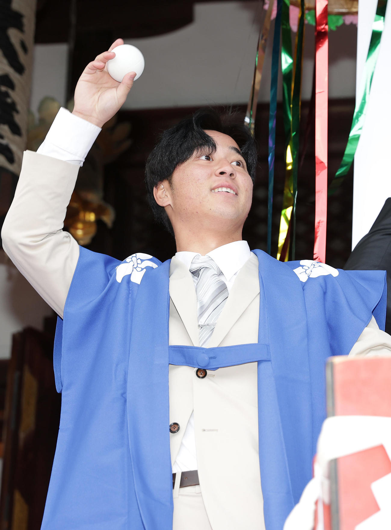 福玉まきを行う阪神井坪（撮影・前田充）