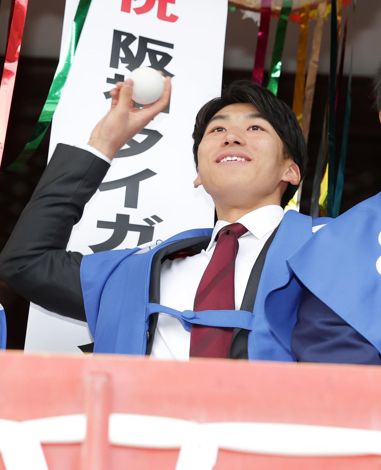 福玉まきを行う阪神茨木（撮影・前田充）
