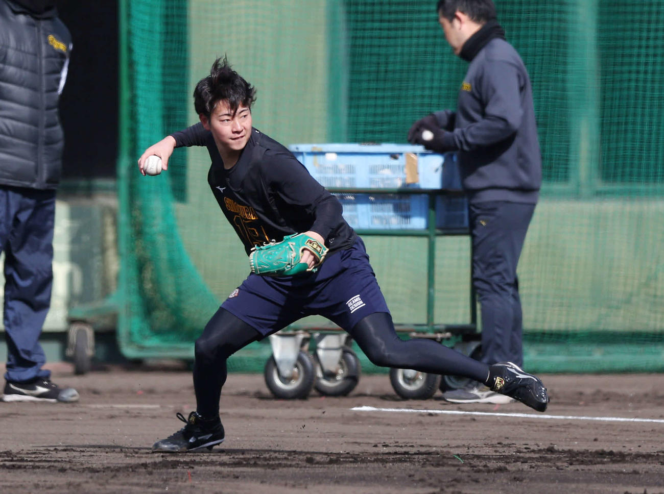 練習に復帰し、投内連係で三塁へ送球する阪神下村（撮影・前田充）