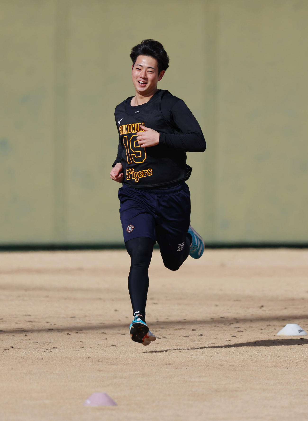 ダッシュを繰り返す阪神下村（撮影・前田充）