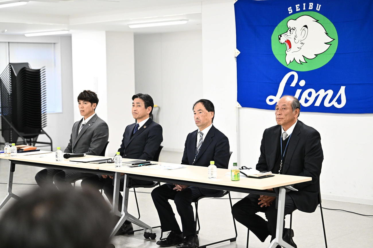 全体会議に臨む、左から西武松井監督、奥村球団社長、飯田球団本部長、渡辺GM（撮影・滝沢徹郎）