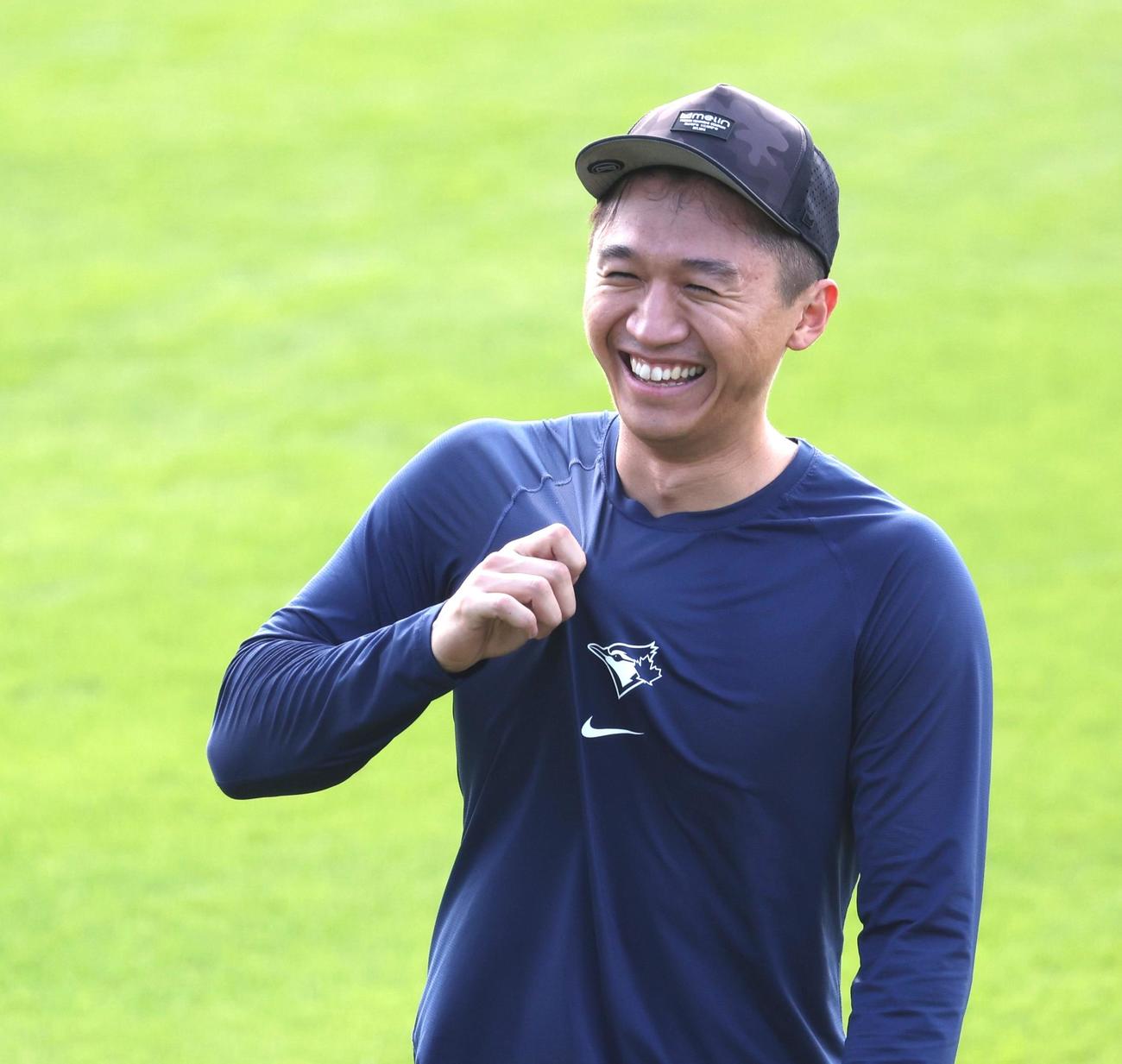 笑顔でアップする日本ハム加藤豪（撮影・黒川智章）