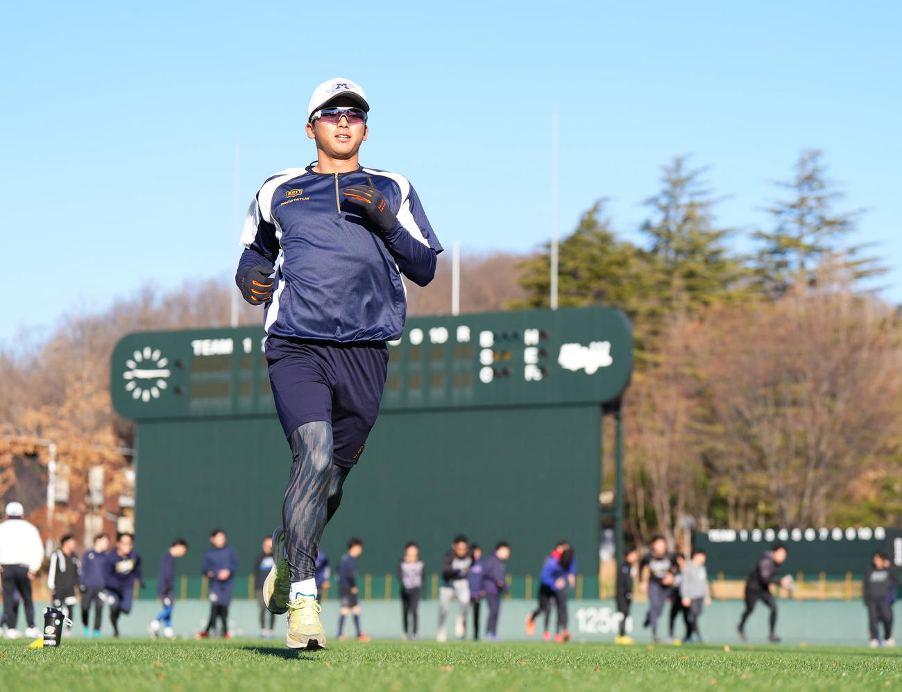 6日、練習初めでダッシュを繰り返す明大・宗山