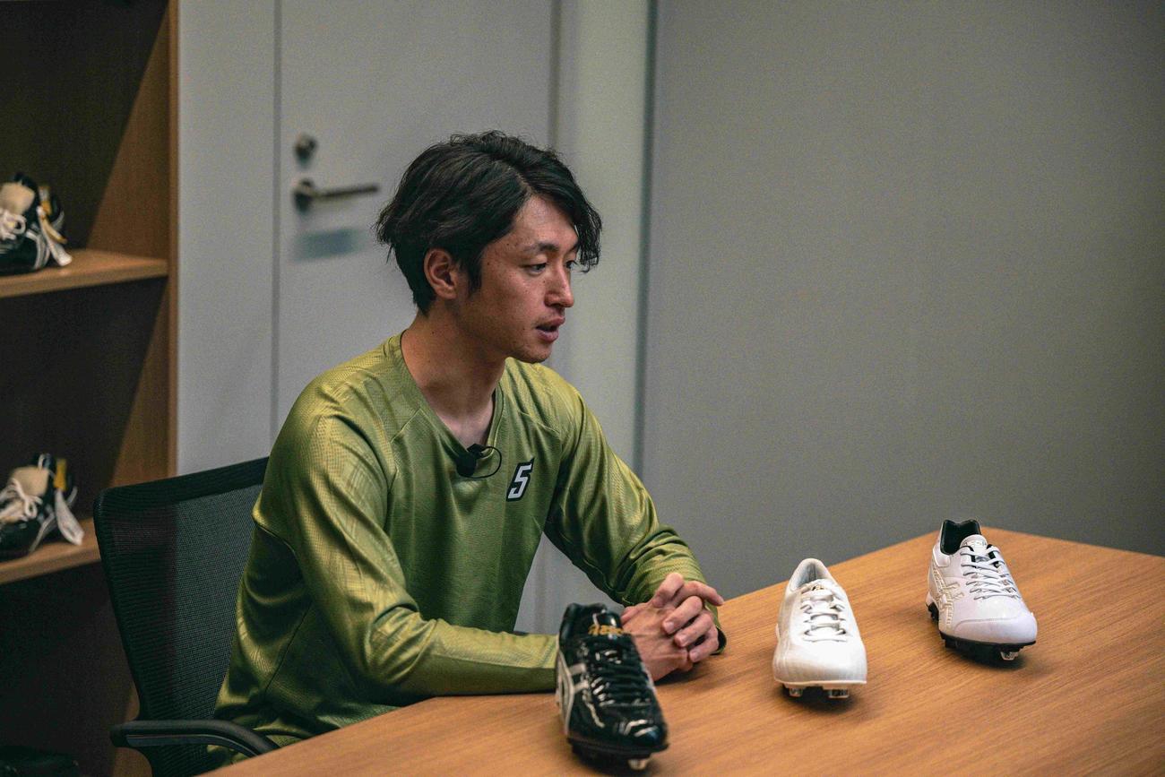 アシックスの担当者とスパイクの打ち合わせをする阪神近本光司（右）（アシックス社写真）