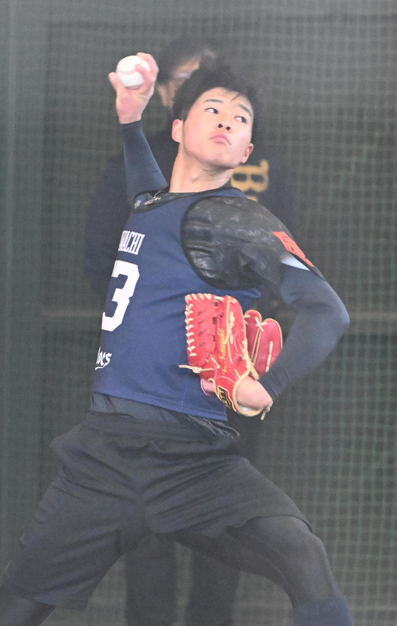 ブルペンに入り投球するオリックス河内（撮影・和賀正仁）