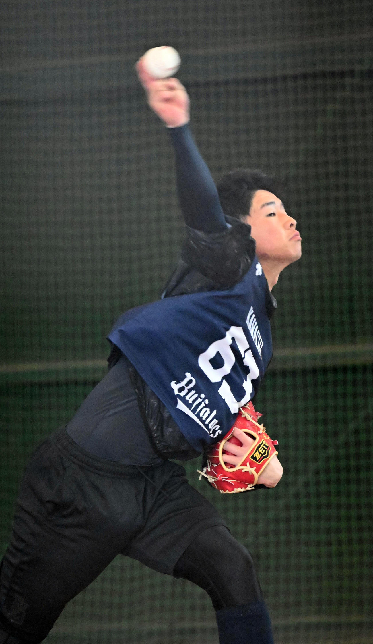 ブルペンに入り投球するオリックス河内（撮影・和賀正仁）