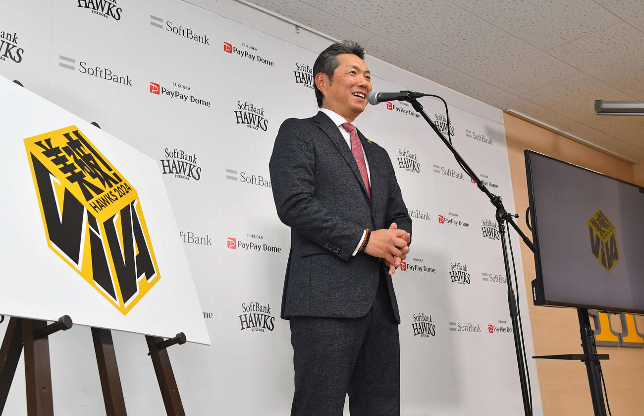 2024年度のスローガンは「VIVA」に決定し、笑顔で会見を行うソフトバンク小久保監督（撮影・岩下翔太）