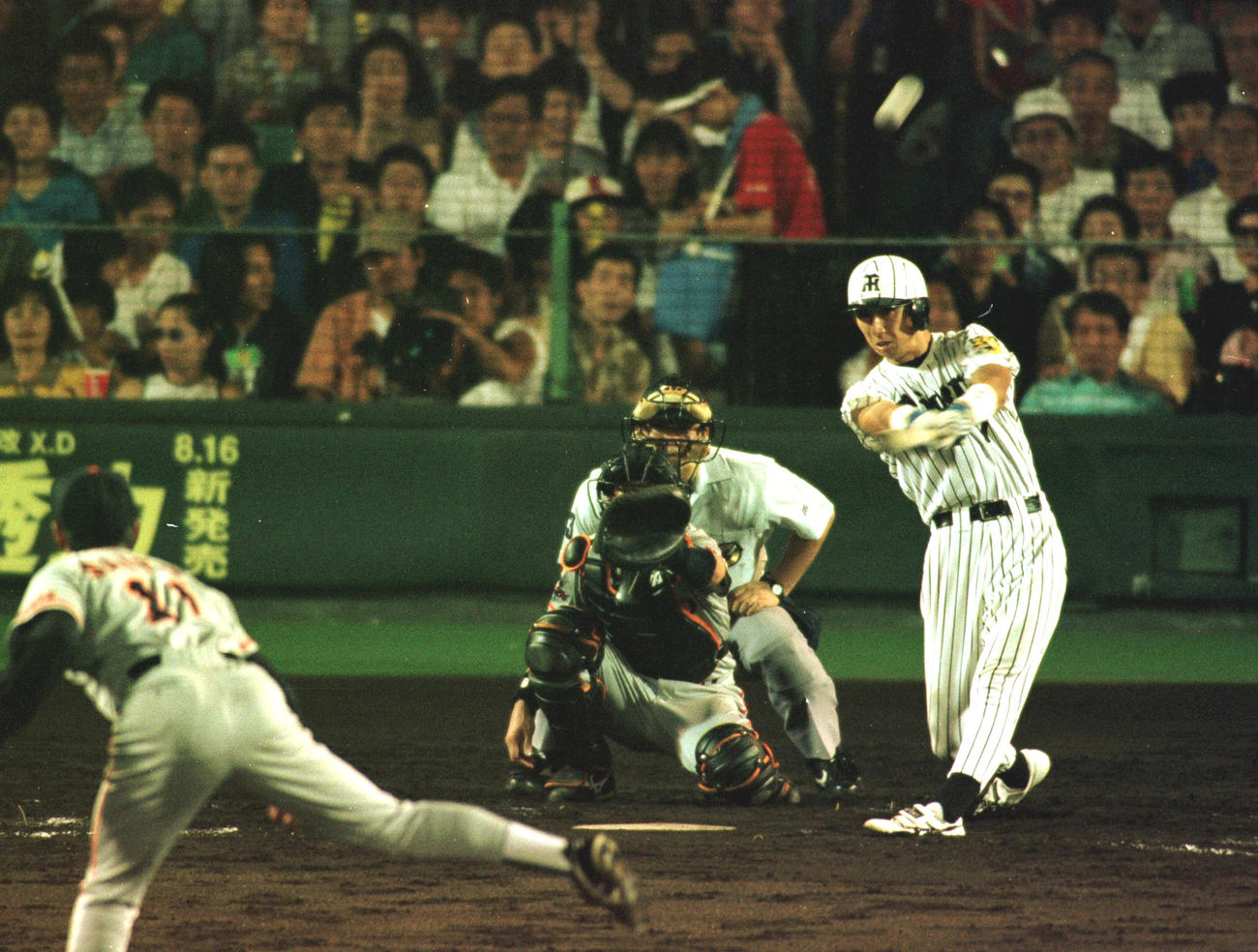 97年8月、巨人斎藤雅樹からプロ1号本塁打を放つ今岡誠