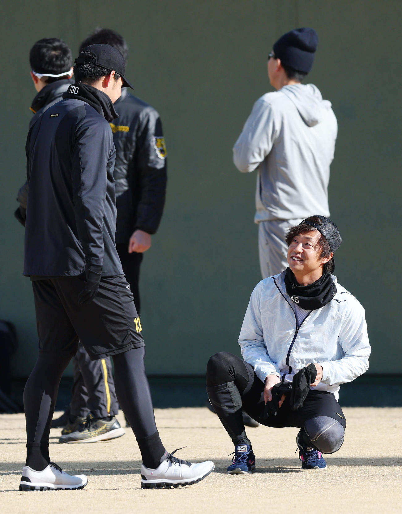 阪神佐藤蓮（左）と談笑する島本（撮影・前田充）