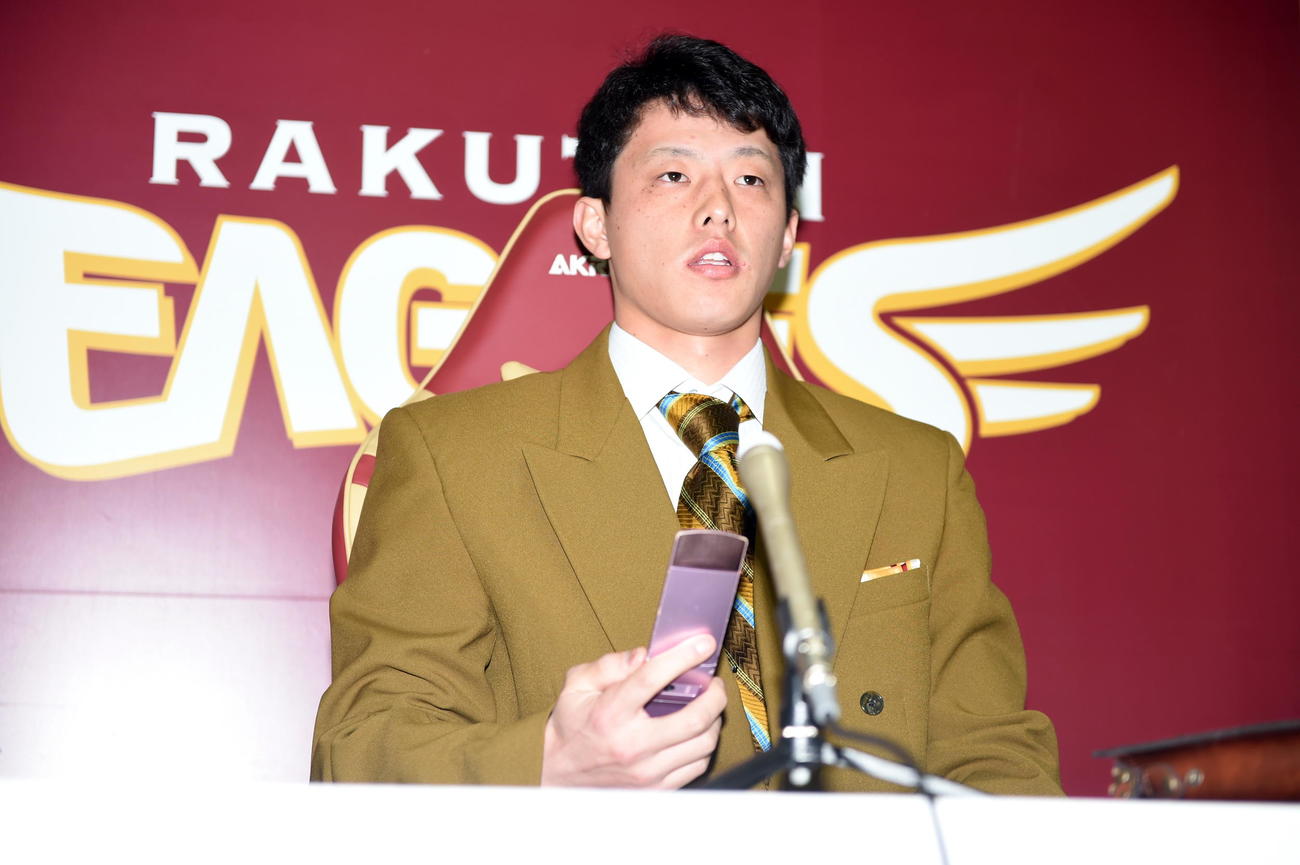 契約更改交渉を終えガラケーを持ちながら取材対応する楽天辰己（撮影・山田愛斗）